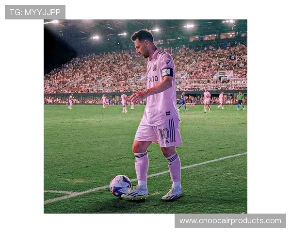 梅西加盟迈阿密国际后首场比赛精彩亮相，助球队逆转胜利引发全球关注